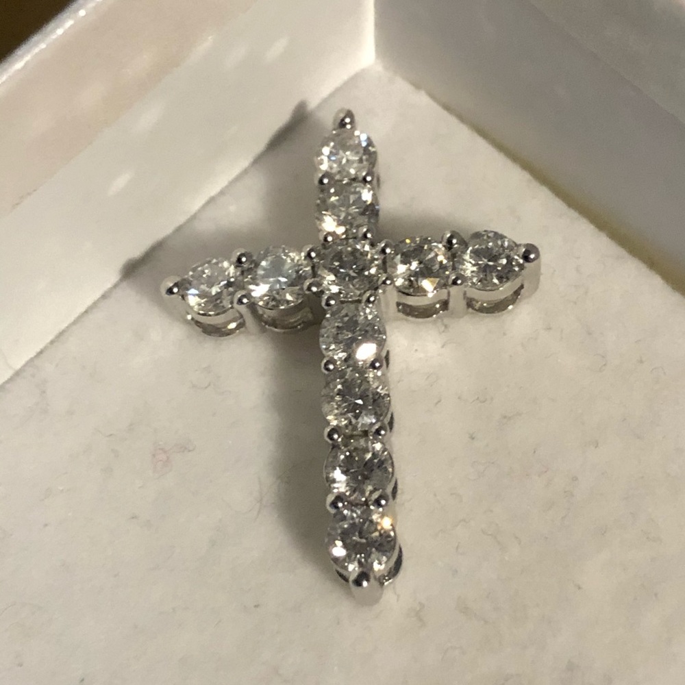 2 carat white diamond cross